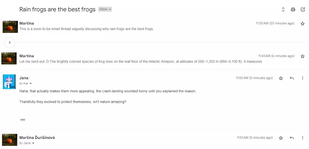 En email-tråd bestående af flere beskeder, der diskuterer samme emne.