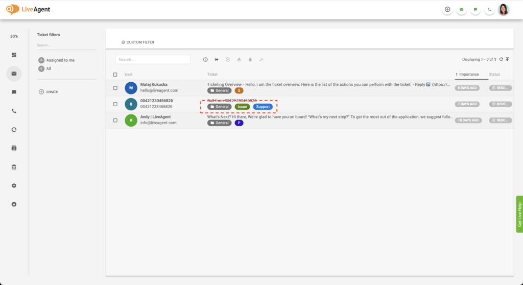 Billede viser forskellige tags relateret til en kundebillet i den universelle indbakke