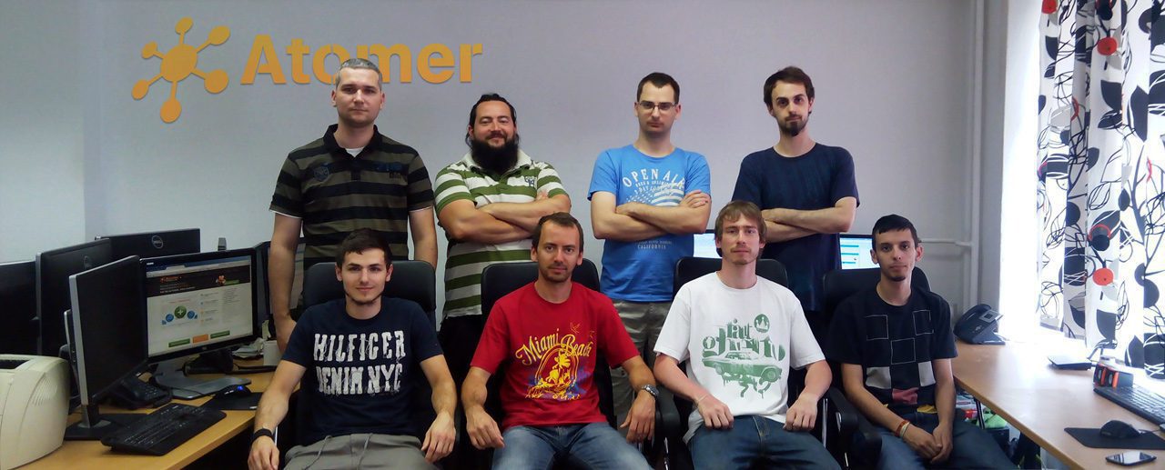 Atomer-team arbejder med LiveAgent